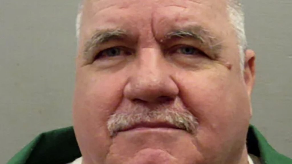 സൗത്ത് കരോലിനയിൽ 15 വർഷത്തിനിടെ ആദ്യമായി വെടിവെപ്പ് സംഘത്തെ ഉപയോഗിച്ച് തടവുകാരനെ വധിച്ചു; 'കിരാത' രീതിയെച്ചൊല്ലി വിവാദം കനക്കുന്നു 1 സൗത്ത് കരോലിന, മാർച്ച് 7, 2025: അമേരിക്കയിൽ 15 വർഷത്തിനിടെ ഇതാദ്യമായി സൗത്ത് കരോലിനയിൽ ഫയറിംഗ് സ്ക്വാഡിനെ ഉപയോഗിച്ച് ഒരു തടവുകാരനെ വധിച്ചു. ബ്രാഡ് കീത്ത് സിഗ്മൺ എന്ന 67 കാരനെയാണ് കൊളംബിയയിലെ ബ്രോഡ് റിവർ കറക്ഷണൽ സ്ഥാപനത്തിൽ വച്ച് വൈകിട്ട് 6:08ന് വധിച്ചതായി സ്ഥിരീകരിച്ചത്. 2001-ൽ തന്റെ മുൻ കാമുകിയുടെ മാതാപിതാക്കളെ കൊലപ്പെടുത്തിയ കുറ്റത്തിന് ശിക്ഷിക്കപ്പെട്ട സിഗ്മൺ, മരുന്നുകുത്തിവയ്പ്പിനും വൈദ്യുത കസേരയ്ക്കും പകരം, ഫയറിംഗ് സ്ക്വാഡ് മുഖേനയുള്ള വധശിക്ഷ തിരഞ്ഞെടുക്കുകയായിരുന്നു. മറ്റു രണ്ട് രീതികളുമായി ബന്ധപ്പെട്ട കഠിനമായ വേദനയെയും മരിക്കാൻ എടുക്കുന്ന സമയത്തെയും സംബന്ധിച്ച ആശങ്കകളാണ് സിഗ്മണിന്റെ ഈ തീരുമാനത്തിന് കാരണം. brad sigmon Execution by Firing Squad