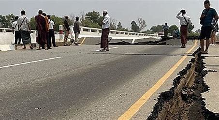 മ്യാൻമറിനെ നടുക്കി ശക്തമായ ഭൂചലനം; എഴുനൂറോളം പേർ കൊല്ലപ്പെട്ടു 1 ഉറ്റവരെയും ഉടയവരെയും നഷ്ടപ്പെട്ട് തെരുവിൽ നെട്ടോട്ടമോടുന്ന ജനങ്ങൾ... തകർന്നു വീഴുന്ന അംബരചുംബികളായ കെട്ടിടങ്ങൾ... കുലുങ്ങി വിറച്ച് മെട്രോ ട്രെയിനുകൾ... മ്യാൻമറിനെ നടുക്കിയ ഭൂചലനത്തിന്റെ നേർക്കാഴ്ചകളായിരുന്നു ഇവ... myanmar 2 Earthquake in Myanmar 2025 Huge Earthquake