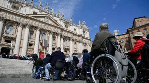 പോപ്പ് ഫ്രാൻസിസിന്റെ അപ്രതീക്ഷിത വത്തിക്കാൻ സന്ദർശനം 1 വത്തിക്കാൻ സിറ്റി: ഞായറാഴ്ച സെന്റ് പീറ്റേഴ്സ് സ്ക്വയറിൽ നടന്ന പ്രാർത്ഥനയ്ക്ക് ശേഷം പോപ്പ് ഫ്രാൻസിസ് ജനങ്ങളെ സന്ദർശിച്ചു. രണ്ടാഴ്ച മുമ്പ് ആശുപത്രി വിട്ട ശേഷം ഇതാദ്യമായാണ് പോപ്പ് പൊതുജനത്തിന് മുന്നിൽ വരുന്നത്. 88 വയസുകാരനായ പോപ്പ് ശ്വാസകോശത്തിന് ഇരുവശത്തും ഉണ്ടായ അണുബാധയെ തുടർന്ന് അഞ്ചാഴ്ച റോമിലെ ജെമെല്ലി ആശുപത്രിയിൽ ചികിത്സയിലായിരുന്നു. IMG 4949 Catholic Church