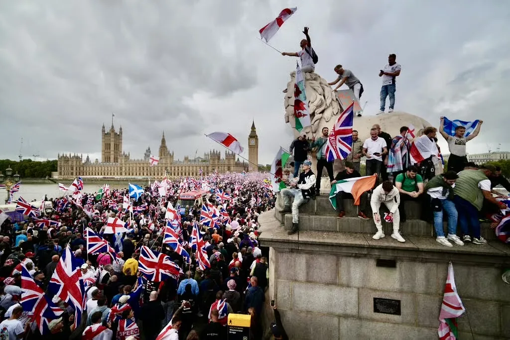 ലണ്ടനിൽ വൻ കുടിയേറ്റ വിരുദ്ധ മാർച്ച്; 1.5 ലക്ഷത്തോളം പേർ പങ്കെടുത്തു, സംഘർഷവും അറസ്റ്റും IMG 6705 anti-immigration movement UK
