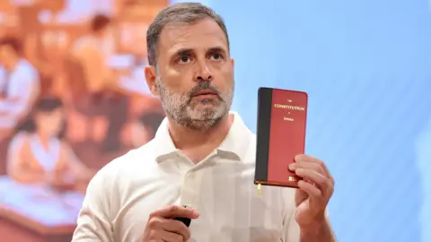 ‘ജനാധിപത്യ നിഗ്രഹം’: കർണാടകയിലെ ആലന്ദിൽ വോട്ടർമാരുടെ പേര് നീക്കം സംബന്ധിച്ച് ആരോപണവുമായി രാഹുൽ ഗാന്ധി; അസംബന്ധമെന്ന് തെരഞ്ഞെടുപ്പ് കമ്മീഷൻ rahul gandhi ELECTION COMMISSION OF INDIA