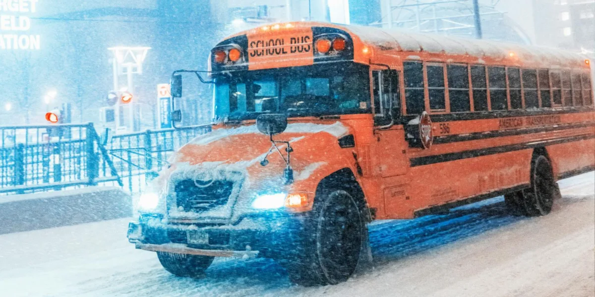 കാനഡയിൽ കനത്ത മഞ്ഞുവീഴ്ച; സ്കൂൾ ബോർഡുകൾക്ക് തിങ്കളാഴ്ച അവധി; പരീക്ഷകൾ മാറ്റി Untitled design 16 Canada