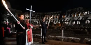 റോമിലെ കൊളോസിയത്തിൽ കുരിശിന്റെ വഴി: 14 സ്ഥലങ്ങളിലും കുരിശേന്തി മാർപാപ്പ RRSP 3 Canada Malayali